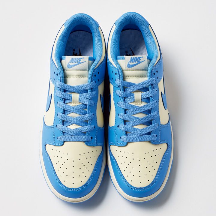 モノトーンスタイルに合わせたいオシャレなカラフルスニーカー