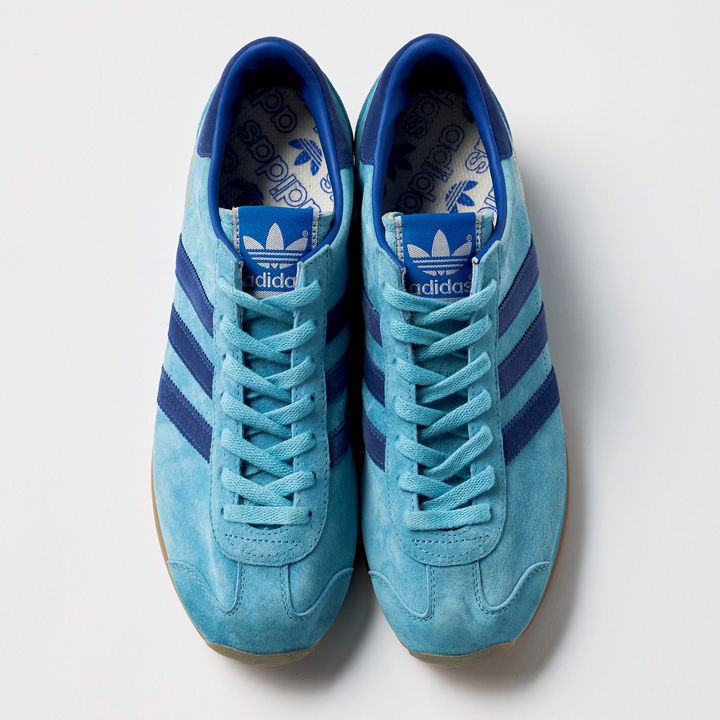 モノトーンスタイルに合わせたいオシャレなカラフルスニーカー