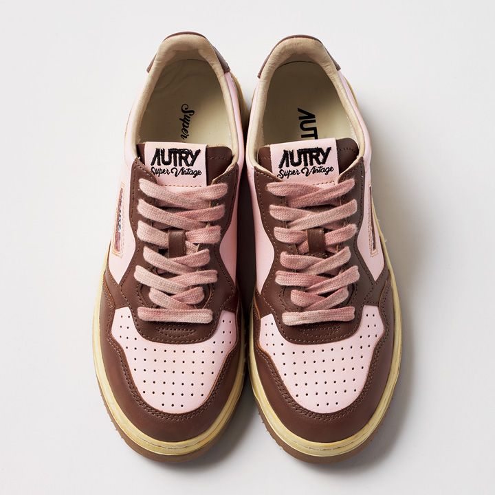 モノトーンスタイルに合わせたいオシャレなカラフルスニーカー