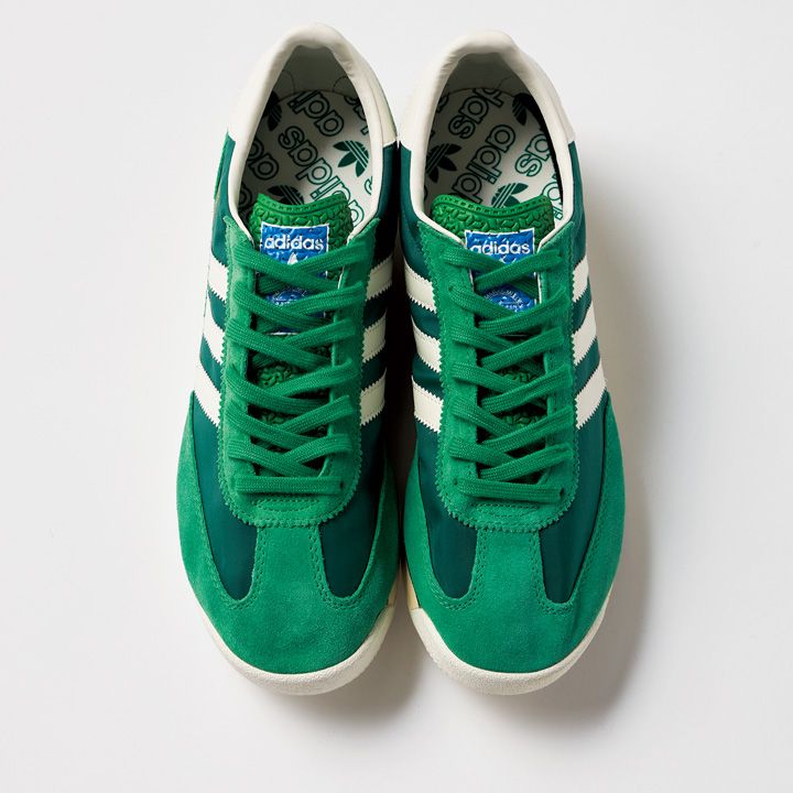 モノトーンスタイルに合わせたいオシャレなカラフルスニーカー