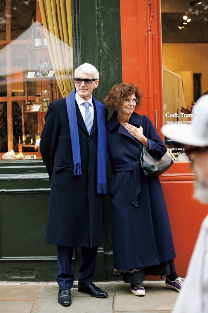 モノトーンスタイルに合わせたいオシャレなカラフルスニーカー