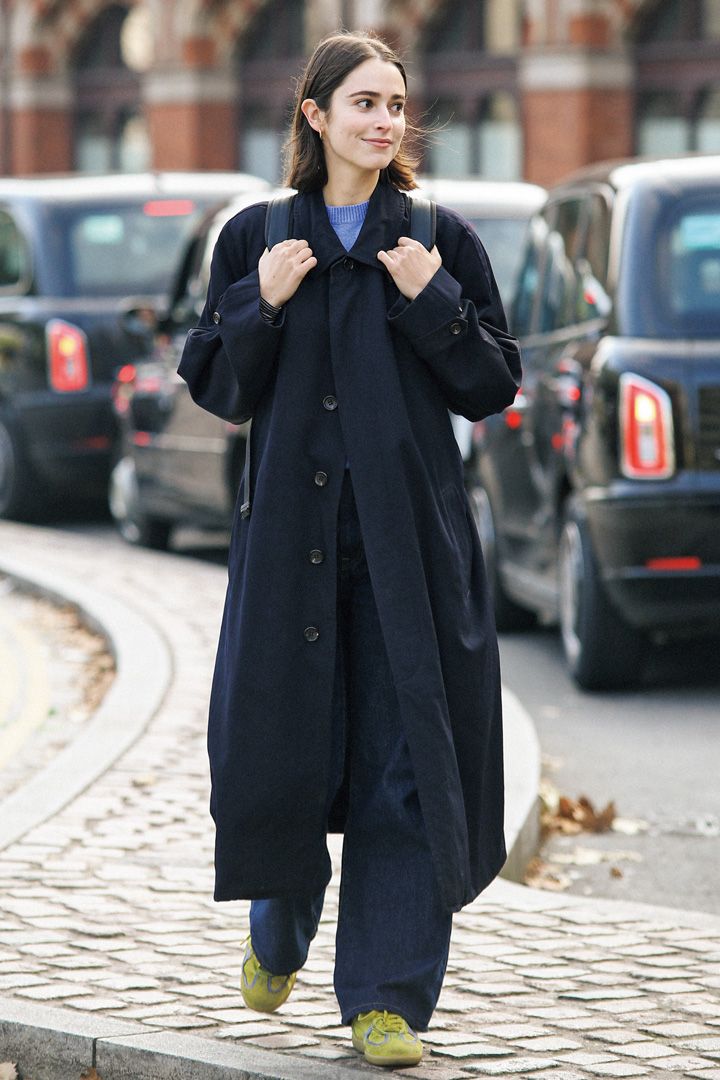 モノトーンスタイルに合わせたいオシャレなカラフルスニーカー