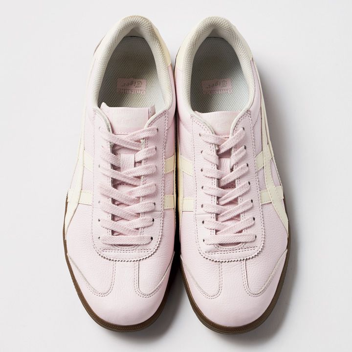 モノトーンスタイルに合わせたいオシャレなカラフルスニーカー