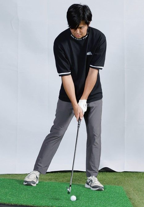 左足下がりのライはどう打つ？ポイントは「傾斜なりに立つ」「ボールを1個ぶん左に」