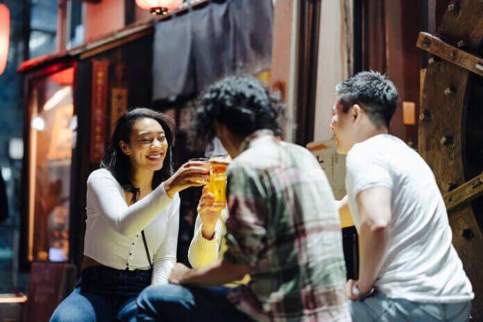 服で指を拭かないで！ 女性をドン引きさせるおじさん行動8つ