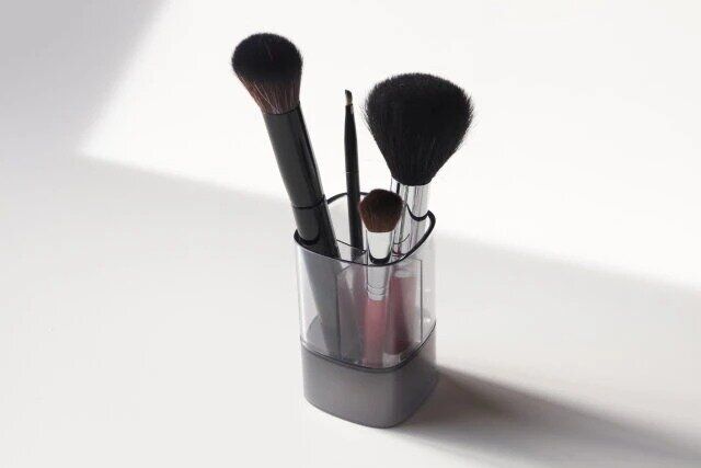 ダイソー 4つの仕切り メイクブラシ