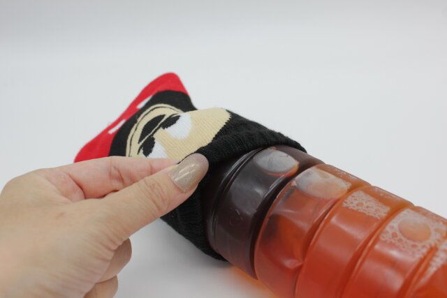 のびるニットボトルホルダー（ミッキーマウス） 装着
