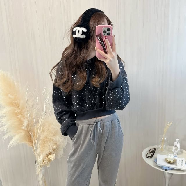 ラインストーンクロップドグラデーションスウェットシャツを着たコーデ