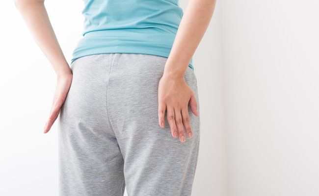 おしりをほぐす女性