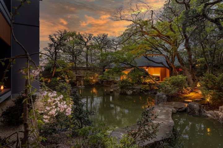 隣接する国の名勝「無鄰菴」を経由して、琵琶湖疏水の水を庭園に引き込んでいる。