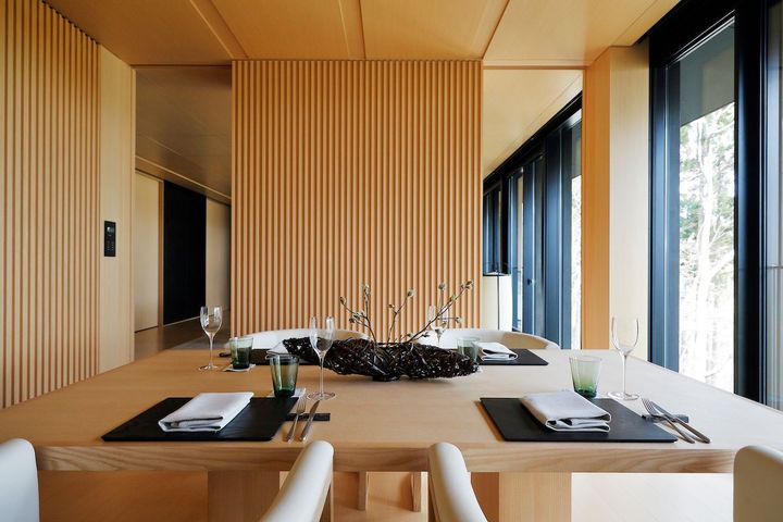 １棟貸しのパビリオンにはプライベートのダイニングルームがあり、ゆったりと食事ができる。