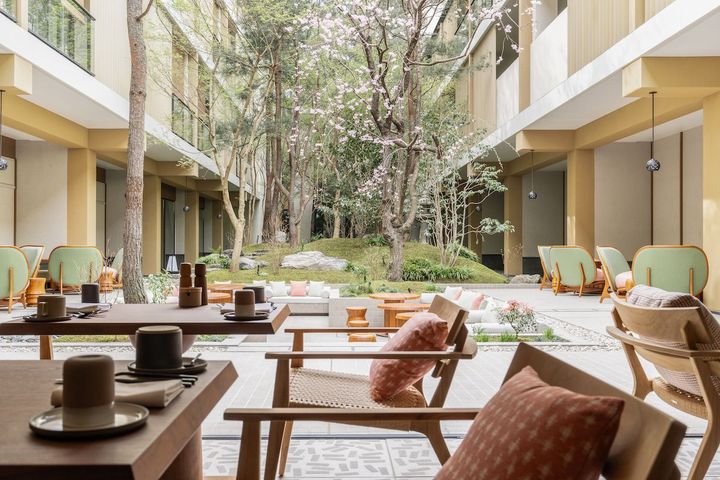 ロビーやダイニングは、中庭とシームレスにつながる。