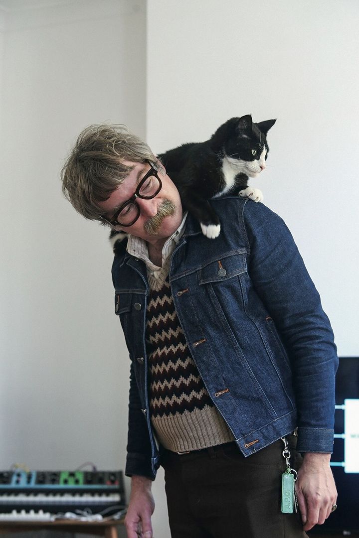 メガネの縁とニットの柄が見事にリンク！愛猫家のオシャレなコーデ