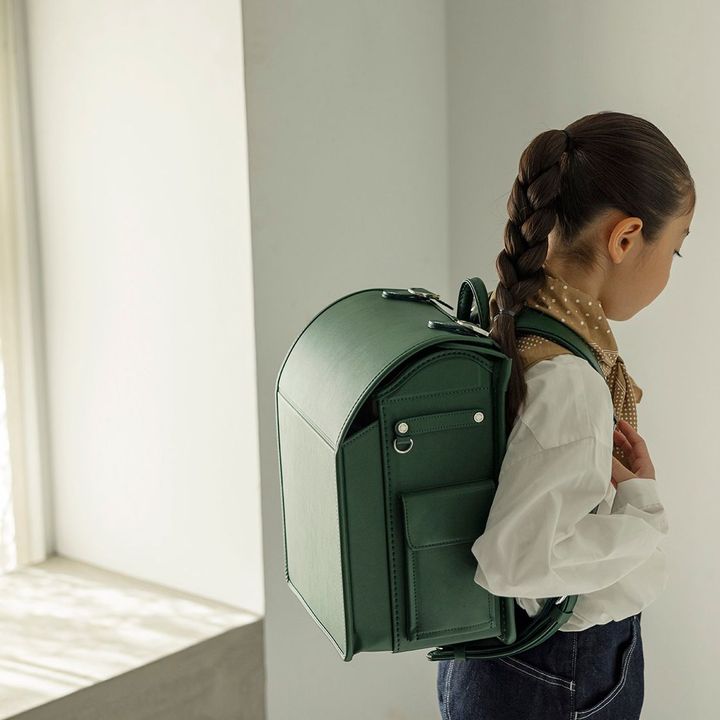 ユニークな発想から生まれたかぶせのないクリーンなデザインが新鮮。