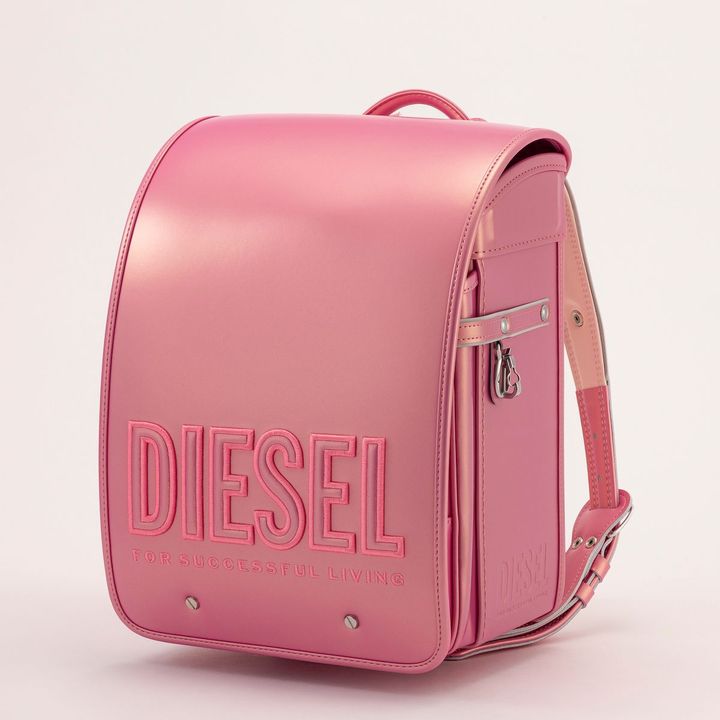 女の子には甘さを抑えたクールに艶めくピンクが好評。