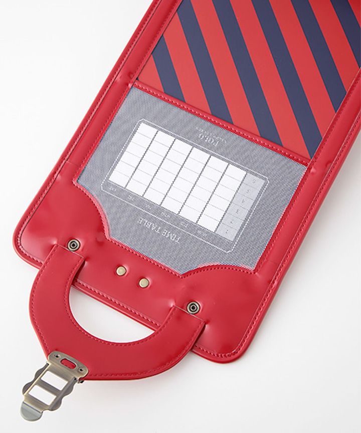 フラップの裏は、ネクタイからスタートしたポロ ラルフローレンらしく、伝統的なレジメンタルストライプを採用。