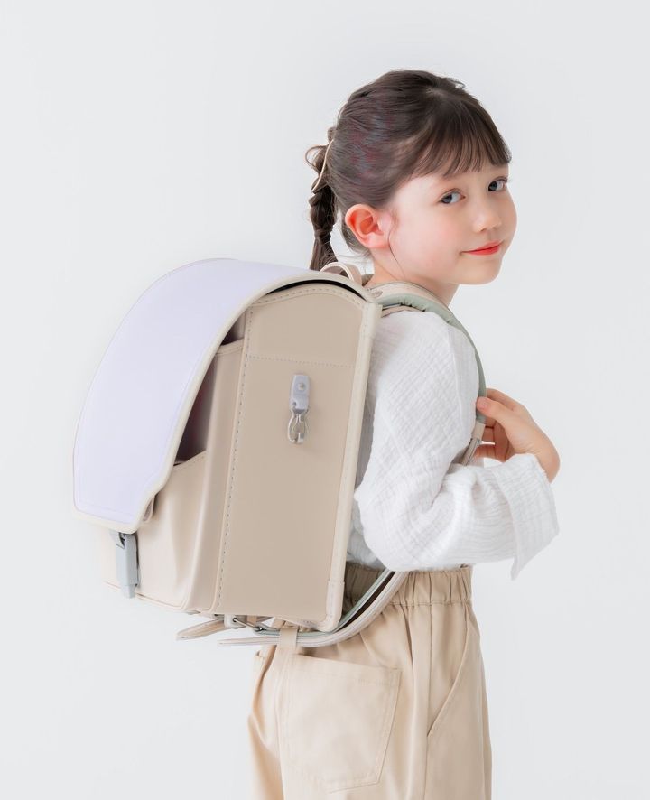 1,070gの軽さに加え、クッション性の高い肩ベルト「楽ッション」を採用し、子どもの肩への負担を軽減。