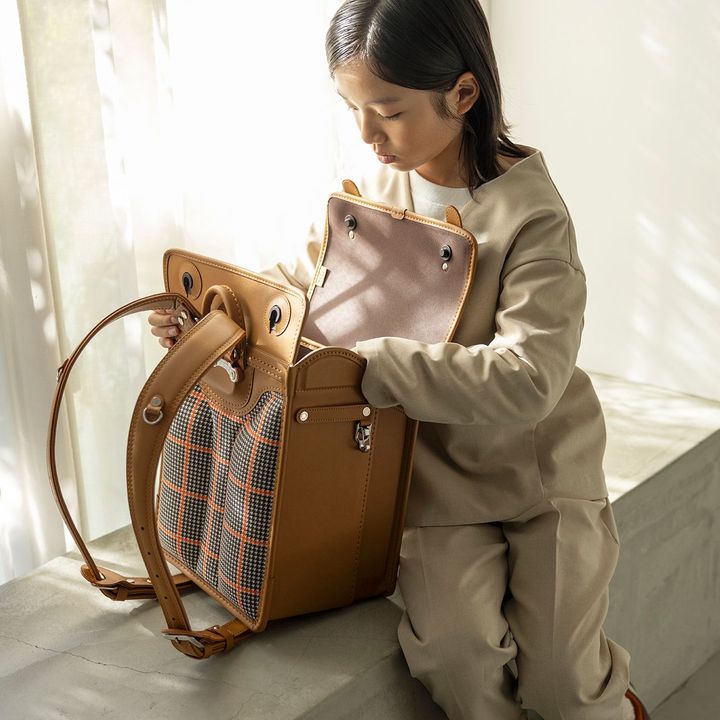 背当てにあしらったオリジナルのチェック柄にも注目。