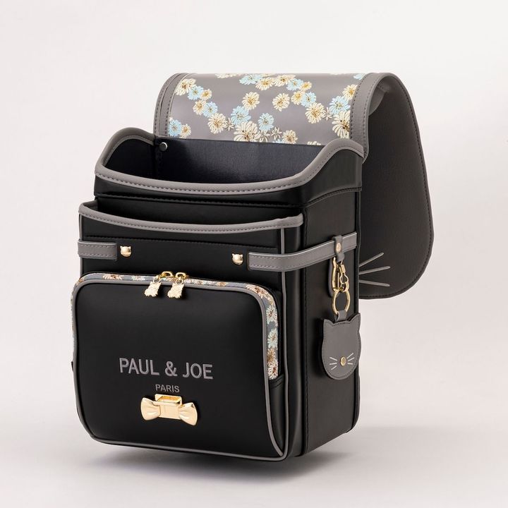 前ポケットのファスナーチャームも猫モチーフ！ ゴールドの金具がエレガントな印象。