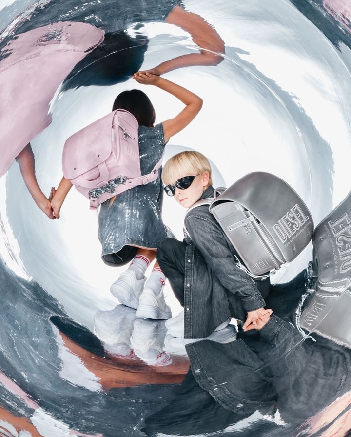 （手前）エンブロイダリー ディーゼル ビスコット ロゴ ランドセル ￥96,800／シフォン