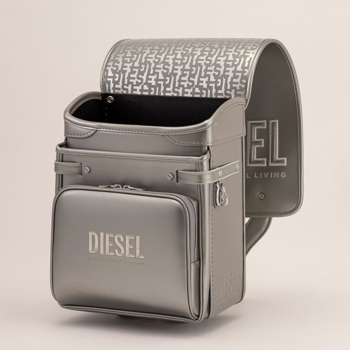 フラップ裏にはモノグラム柄のロゴプリントを採用。