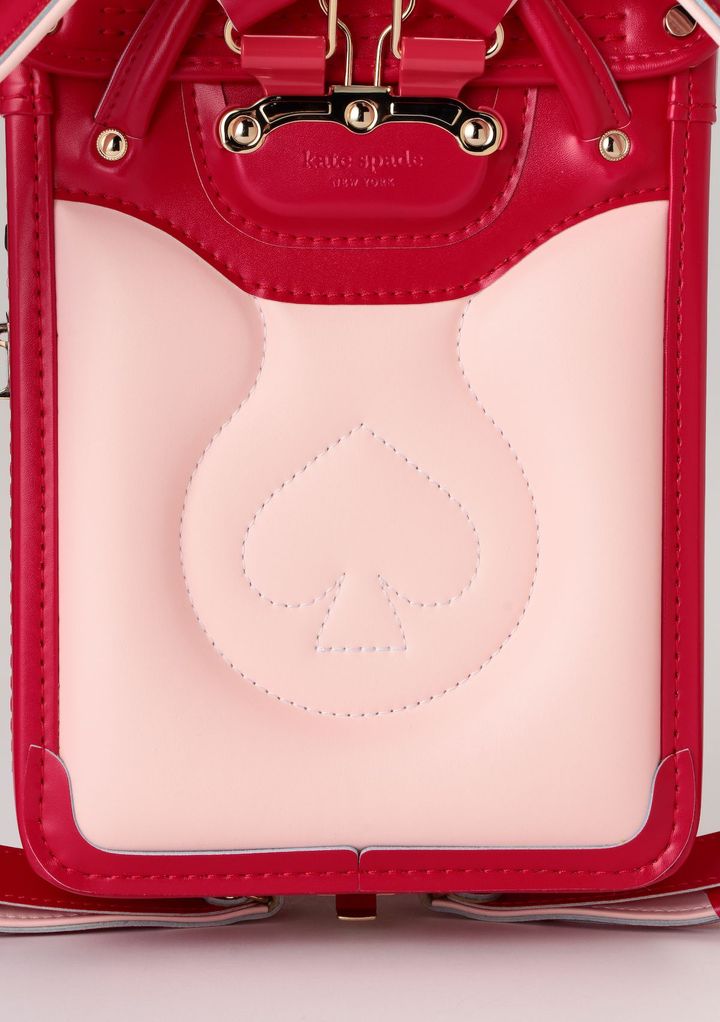 クッション性のある背面にはスペードモチーフのステッチ入り。