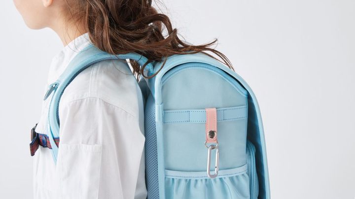 自分らしい配色が楽しめる13色展開のカナビラ付きストラップ（別売り￥5,940）も人気。