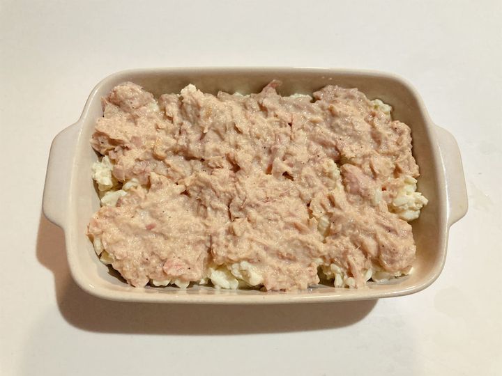 豆腐の上にツナをのせる