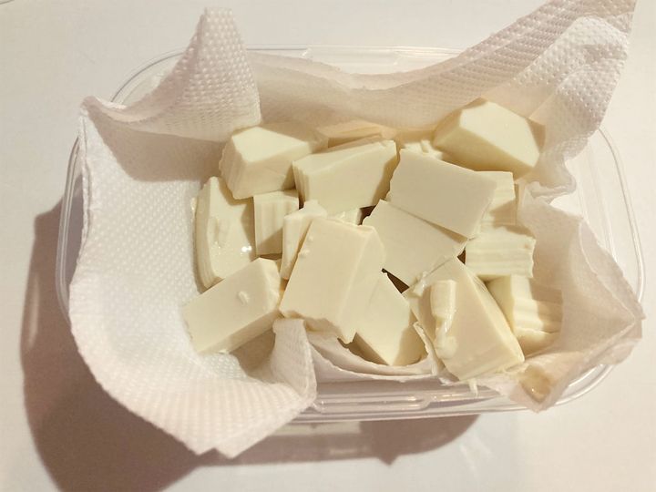 角切りにした豆腐の水を切る