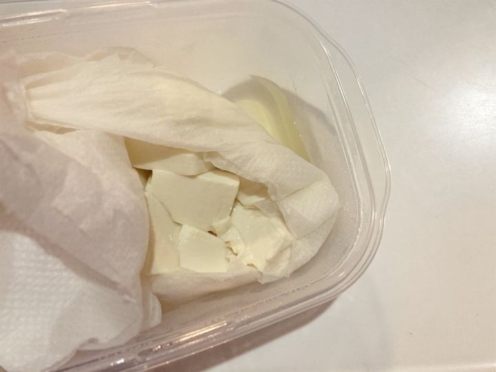 レンジで加熱後、豆腐から出てきた水分