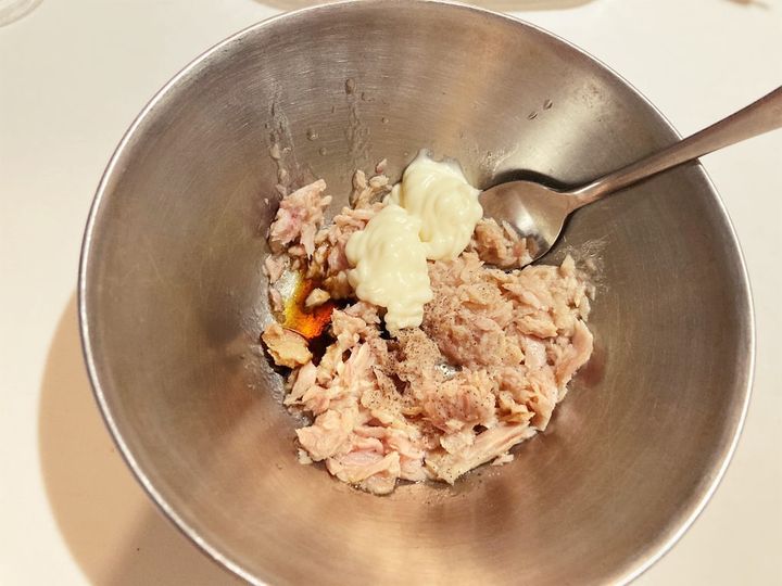 ツナと調味料を混ぜる
