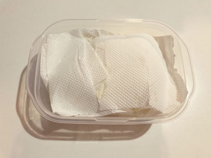 キッチンペーパーで包んだ豆腐