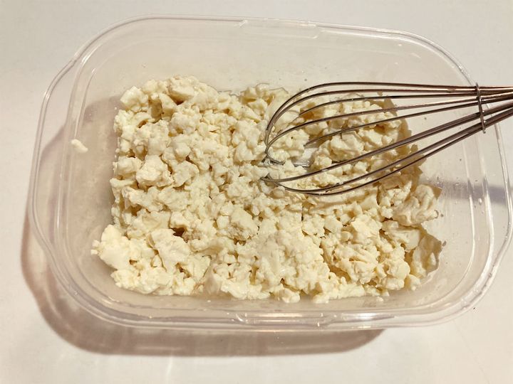 水切りをした豆腐をそぼろ状にする