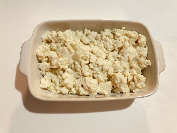 耐熱容器に豆腐を敷き詰める