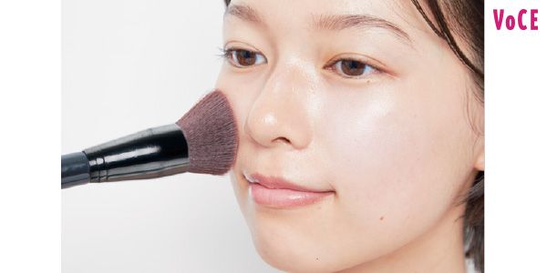 ブラシで垂直塗り。