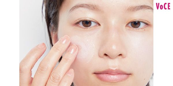 高保湿下地を顔全体に。