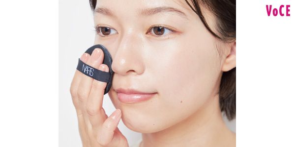 パフを垂直に押しあてて。