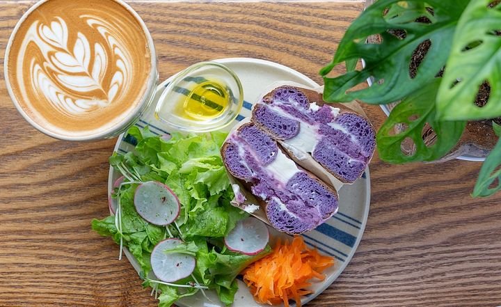 紅いもクリームチーズ780円。サラダセットはプラス200円