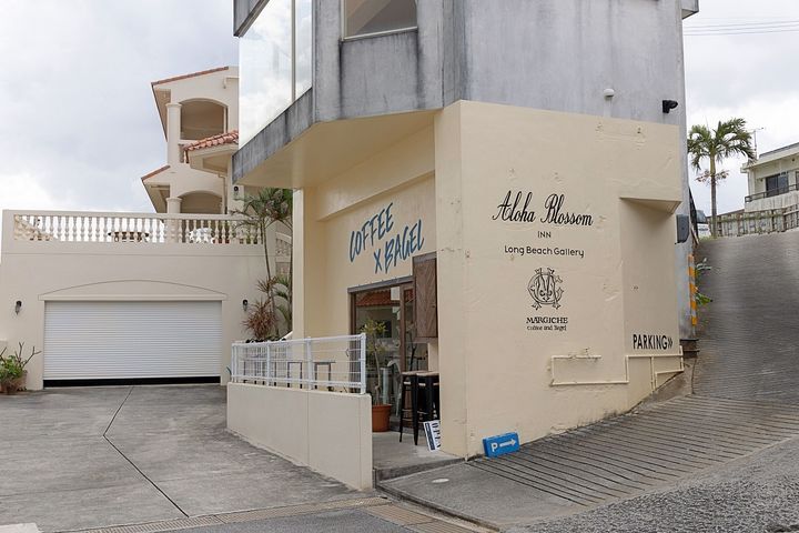 読谷村の高台に位置するコーヒー&ベーグルカフェ
