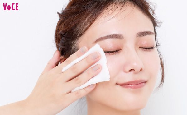 メイクはこすり落とさずコットンで吸い取る！