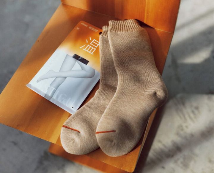 とにかくあったかい靴下 室内用 ベージュ ¥1,980（山忠） ASTIGU 温 のびのび暖かい ブラック ¥660（アツギ）