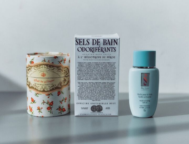 ポール シェリー シルエット ハイドロ バスオイル 150mL ¥8,800（PSインターナショナル） セル・ドゥ・バン・オドリフェラン ヘリオトロープ・デュ・ペルーの香り 500g ¥4,510（オフィシーヌ・ユニヴェルセル・ビュリー） バスソルト ザクロ 500g ¥7,700（サンタ・マリア・ノヴェッラ・ジャパン）