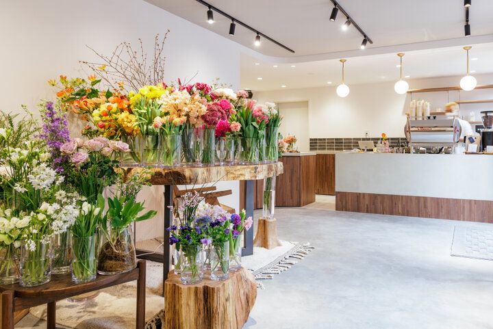 花とコーヒーに癒やされる、名古屋・矢場町の「roku flowers and coffee」