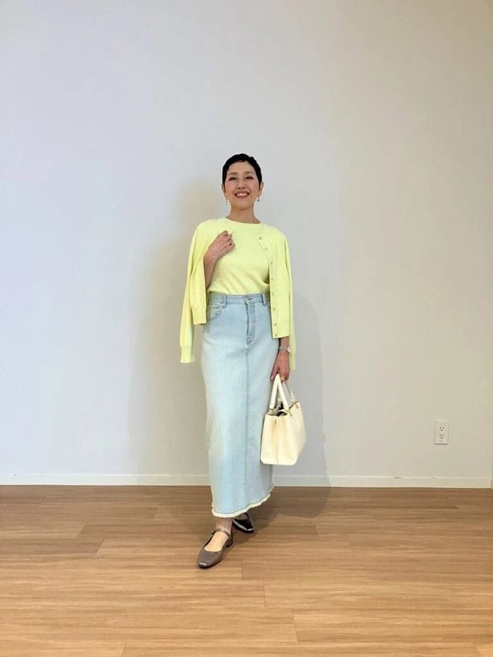 デニムナロースカート￥13,000、UVカットレーヨンブレンドメタルボタンカーディガン¥6,990、UVカットレーヨンブレンド2WAYセーター¥5,990、スクエアトゥメリージェーン2WAYパンプス¥9,990／プラステ