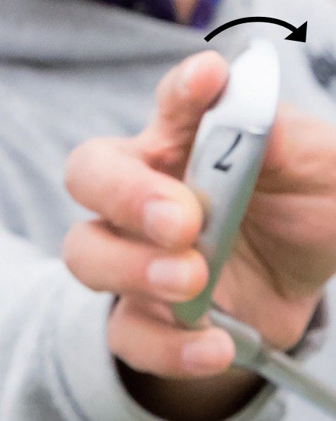 上級者は“左手の甲を下にインパクト”！真っすぐ強く打つコツは？