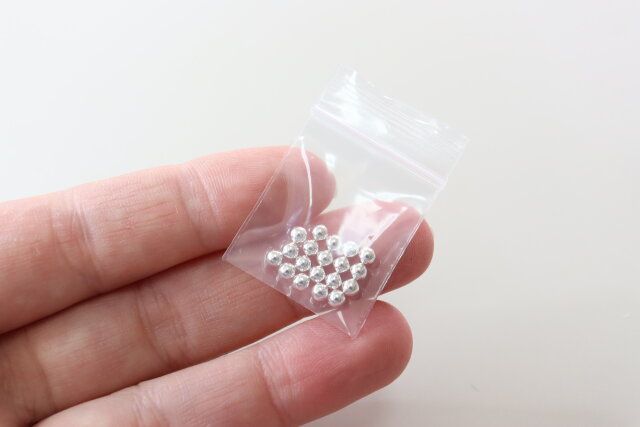 セリアのミニミニ チャック付 ポリ袋 60枚にネイルパーツを収納