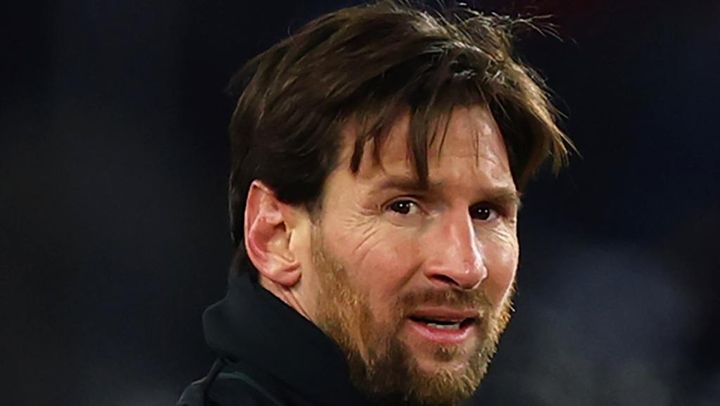 メッシにサインとユニフォームをおねだりした主審、半年停職も国内では処分なし