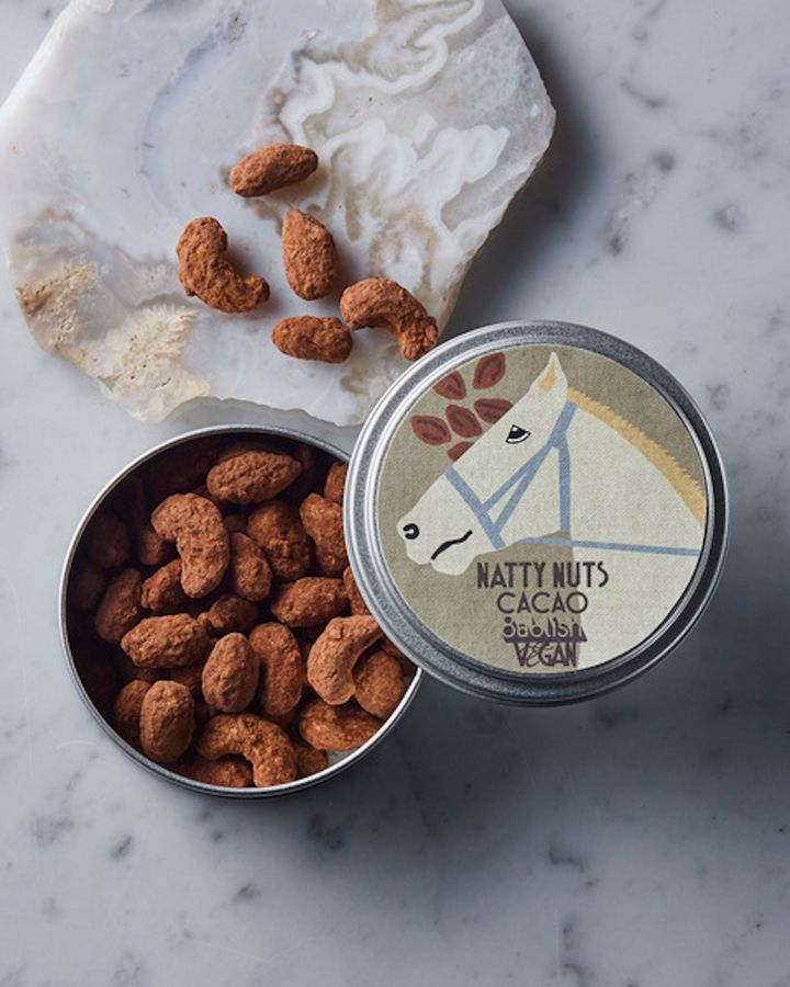 「ナッティナッツ カカオmini」70g ¥1,620 アーモンド、落花生、カシューナッツの3種のナッツとカカオニブをキャラメリゼした後、ピュアココアパウダーでコーティングしたナッツチョコレート。アクセントに海塩を効かせた味わいとカリッと香ばしい食感に手が止まらない！