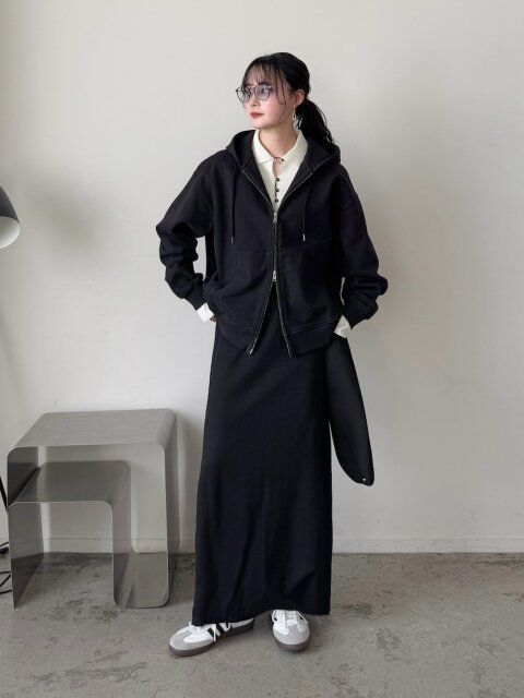 2025春レディース大人セットアップスウェットスニーカーコーデ