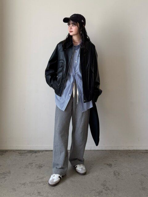 2025春レディース大人レザーブルゾンストライプシャツスニーカーコーデ